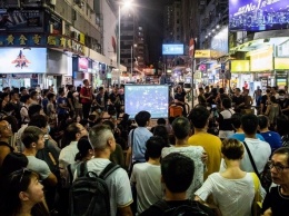 В Гонконге протестующие откусили ухо политику и устроили поножовщину