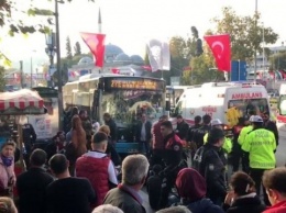 В Стамбуле водитель автобуса въехал в остановку и напал на людей с ножом