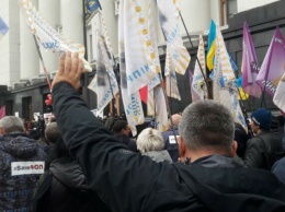 Сотни украинцев под Офисом Зеленского напомнили ему о важном обещании