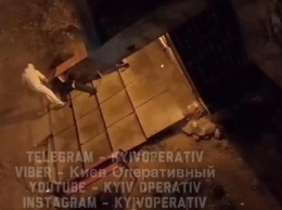 Под Киевом мужчина стрелял в бездомного и избил его битой