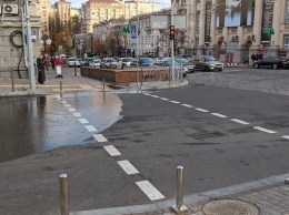 В Киеве залило улицу Пушкинскую, вода стекает к станции метро