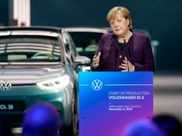 Меркель посетила завод Volkswagen и рассказала о планах по электрокарам
