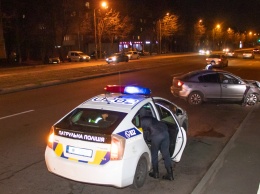 В Днепре на проспекте Хмельницкого Mazda въехала в столб: водитель сбежал