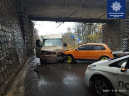 7 пострадавших: в Днепре маршрутка с пассажирами попала в ДТП