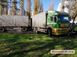 В Николаеве грузовик ударил припаркованный «Киа», слетел с дороги и врезался в дерево