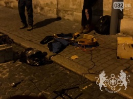 Во Львове радикалы разбили гитару уличному музыканту, который пел на русском языке. Фото