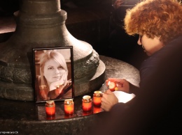 Год без Кати: в Киеве лампадками и файерами почтили память убитой активистки (ФОТОРЕПОРТАЖ)