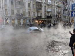 В Киеве из-за прорыва теплопровода изменили маршруты транспорта