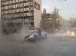 В центре Киева прорвало трубу с кипятком, в яму провалились автомобили: видео