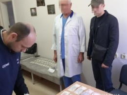 $2000 за справку: в Киеве врач требовал взятку у онкобольного (фото)