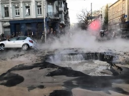 В центре Киева прорвало трубу с горячей водой. Несколько машин провалилось под асфальт