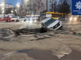 На двух улицах Киева автомобили провалились в промоины, движение ограничено (фото, видео)