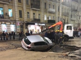 В центре Киева авто сварились в яме с кипятком: "адские" фото и видео