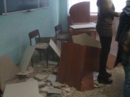 Надеемся, что не убьет: в харьковском колледже обвалился потолок