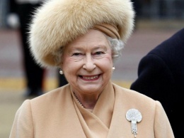 Елизавета II отказалась от одежды из натурального меха