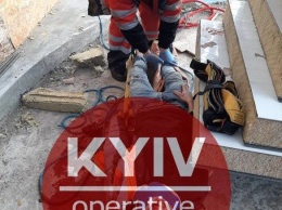 Сорвался с высоты: на стройке в Киеве серьезно травмировался строитель, - ФОТО