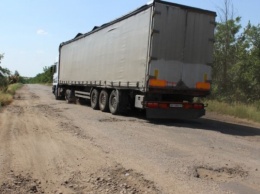 В Запорожской области сельчане перекрыли многотонникам дорогу