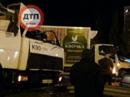В Киеве возле метро "Черниговской" фура протаранила 7 автомобилей