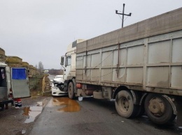 В Донецкой области столкнулись легковушка и фура: пострадали дети и взрослые