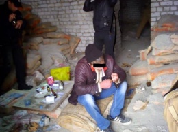 В Павлограде мужчины варили наркотики в заброшенном здании