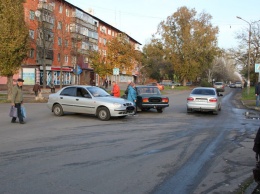 В Никополе на пересечении улиц Дружбы и Некрасова столкнулись Lanos и ВАЗ-2107