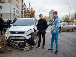 В Днепре на Сичеславской набережной столкнулись Volvo, Ford и Lanos