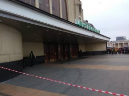 В Киеве из-за "заминирования" эвакуировали Центральный железнодорожный вокзал