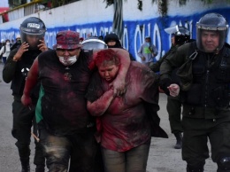 В Боливии мэра таскали по улице, поливали краской и насильно постригли (фото)