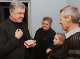 Команда Порошенко подарила дом семье из Марьинки