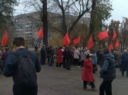 С красными флагами и в куртке "Russia": в Запорожье отметили годовщину Октябрьской революции
