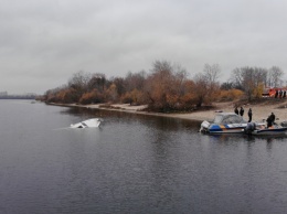В Киеве посреди Днепра бросили затонувшую яхту: фото и видео с высоты