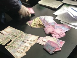 В Киеве сотрудница Нацбанка хотела получить взятку 30 тысяч долларов за неделю до увольнения