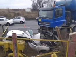 "Еще такая молодая": в Киеве бетономешалка раздавила авто