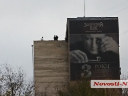В Николаеве на крыше многоэтажки пара танцевала под аккорды саксофониста
