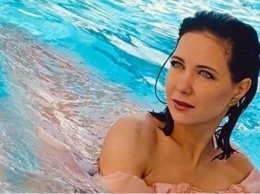 Российская знаменитость показала грудь в откровенном купальнике