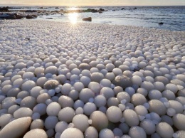 Еще одна загадка природы: пляж на острове покрылся странными ледяными шариками. Фото