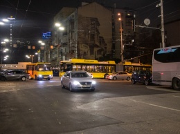 На месте прорыва трубы в центре Киева залатали асфальт и восстановили движение: как выглядит перекресток после ремонта