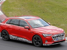 «Заряженный» электрокросс Audi E-Tron S снова замечен во время скоростных тестов
