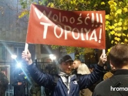 Украинцы устраивают митинги под посольством в поддержку задержанного активиста Мазура: фото