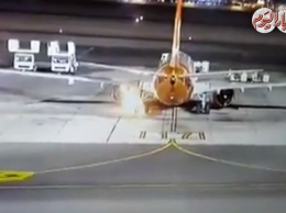 В сети появилось видео возгорания шасси самолета SkyUp в Египте