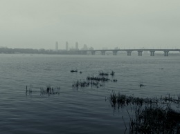 Словно в Лондоне: как выглядит Киев, окутанный пеленой загадочного тумана