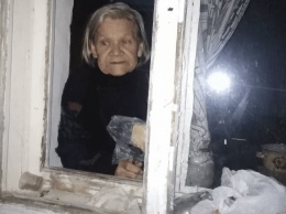"Лежала на полу и ела землю": соседи готовы кричать, чтобы не погибла старушка