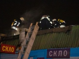 ЧП на рынке Юность в Киеве: пожар уничтожил целый ряд павильонов