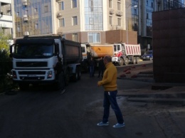 Гагаринское плато: на стройплощадку при помощи полиции пытается заехать техника