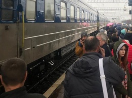 ЧП на железной дороге: пассажиров срочно высадили из поезда "Харьков - Киев"
