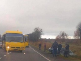 Во Львове школьный автобус влетел в иномарку