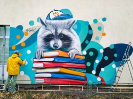 Стену одной из школ на Оболони в Киеве украсили красочным муралом - ФОТО