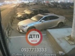 Lexus раздавил пешеходов: Момент страшной аварии на Осокорках в Киеве попал на видео