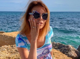 Российская певица Наталья Штурм поделилась очень откровенными фото с отдыха на пляже, где она позировала топлес