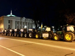 Такого Киев еще не видел: Рада полностью оцеплена тракторами - при желании они могут ее снести